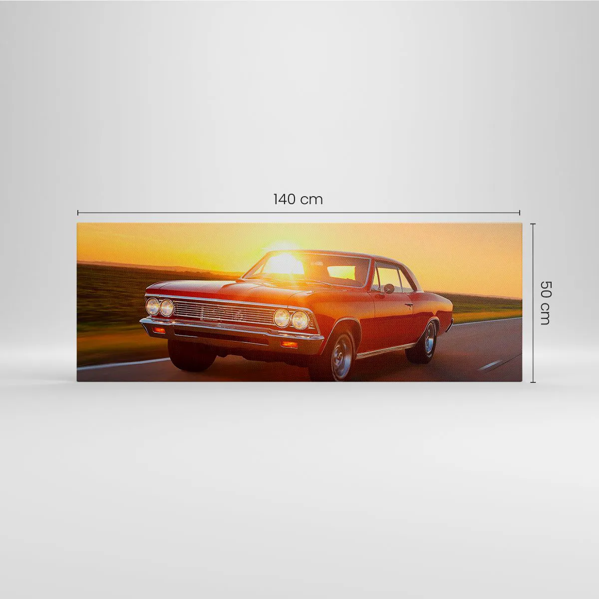 Bild auf Leinwand - Leinwandbild - Ein rotes Auto in der untergehenden Sonne auf einer offenen Straße - 140x50cm - Begehren ist rot - Moderne Wanddekoration für Wohnzimmer und Schlafzimmer ARTTOR