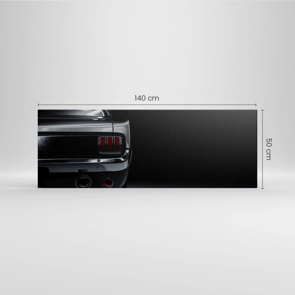 Cuadro sobre lienzo - Impresión de Imagen - Una imagen en blanco y negro de la parte trasera de un coche clásico sobre un fondo oscuro. - 140x50cm - El encanto de los clásicos - Decoración de pared moderna para salón y dormitorio ARTTOR