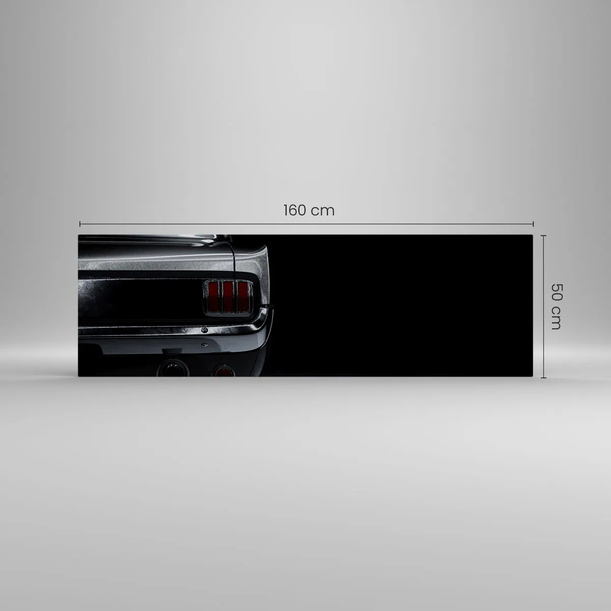 Quadro su tela - Stampe su Tela - Un'immagine in bianco e nero della parte posteriore di un'auto d'epoca su uno sfondo scuro. - 160x50cm - Il fascino del classico - Decorazione murale moderna per soggiorno e camera da letto ARTTOR