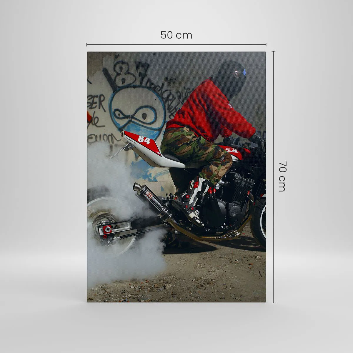 Bild auf Leinwand - Leinwandbild - Ein Motorradfahrer vollführt einen spektakulären Drift in einem verlassenen, mit Graffiti bedeckten Gebäude. - 50x70cm - Verfolge mich! - Moderne Wanddekoration für Wohnzimmer und Schlafzimmer ARTTOR