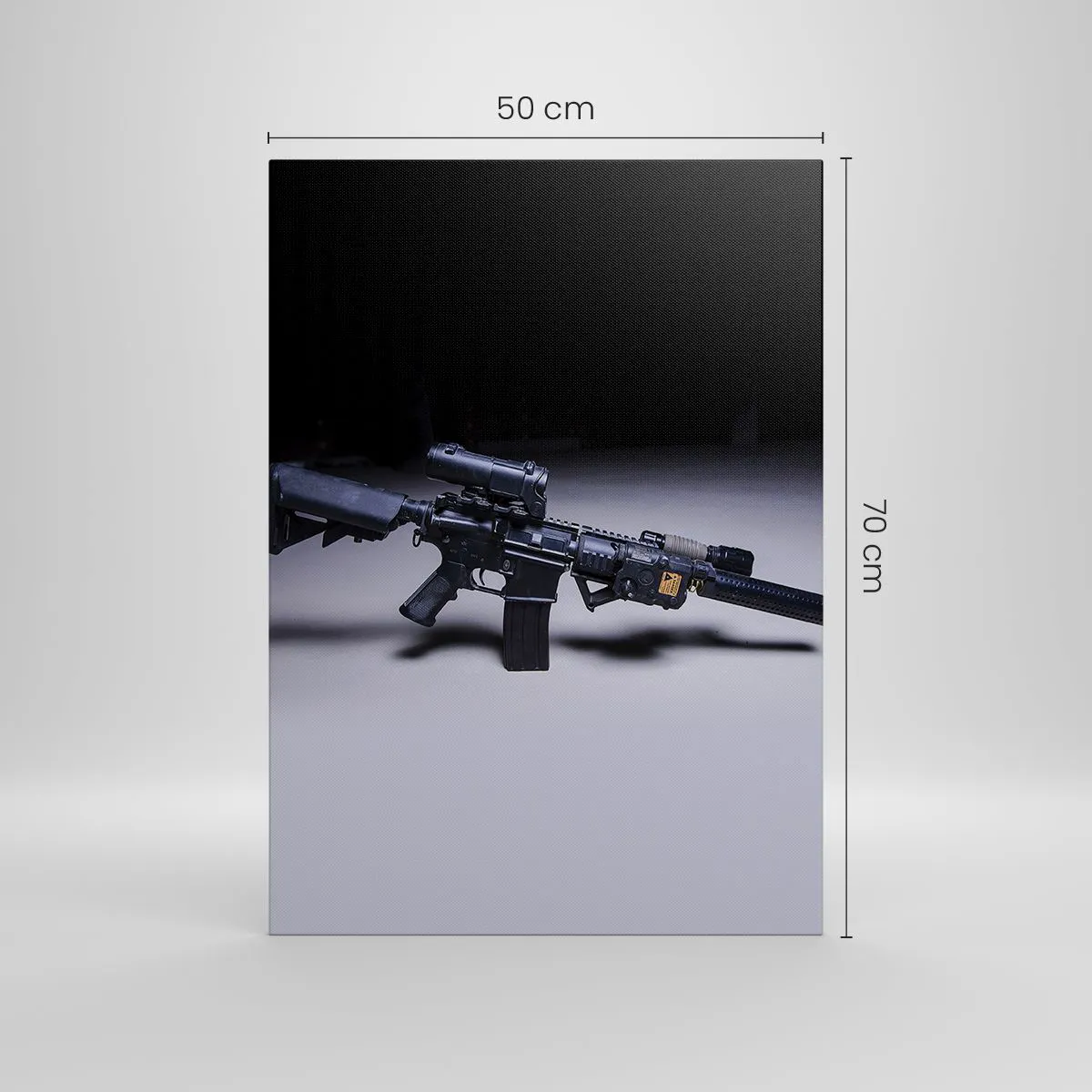 Cuadro sobre lienzo - Impresión de Imagen - Un rifle moderno en negro sobre un fondo oscuro. - 50x70cm - Un caballero oscuro - Decoración de pared moderna para salón y dormitorio ARTTOR