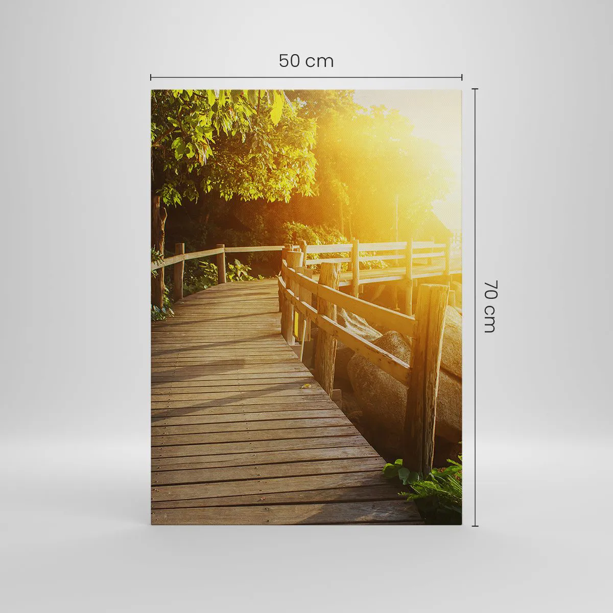 Bild auf Leinwand - Leinwandbild - Eine Holzbrücke im Grünen, die in den Sonnenstrahlen zum Meer führt - 50x70cm - Noch eine Wendung, ein weiteres Wunder - Moderne Wanddekoration für Wohnzimmer und Schlafzimmer ARTTOR