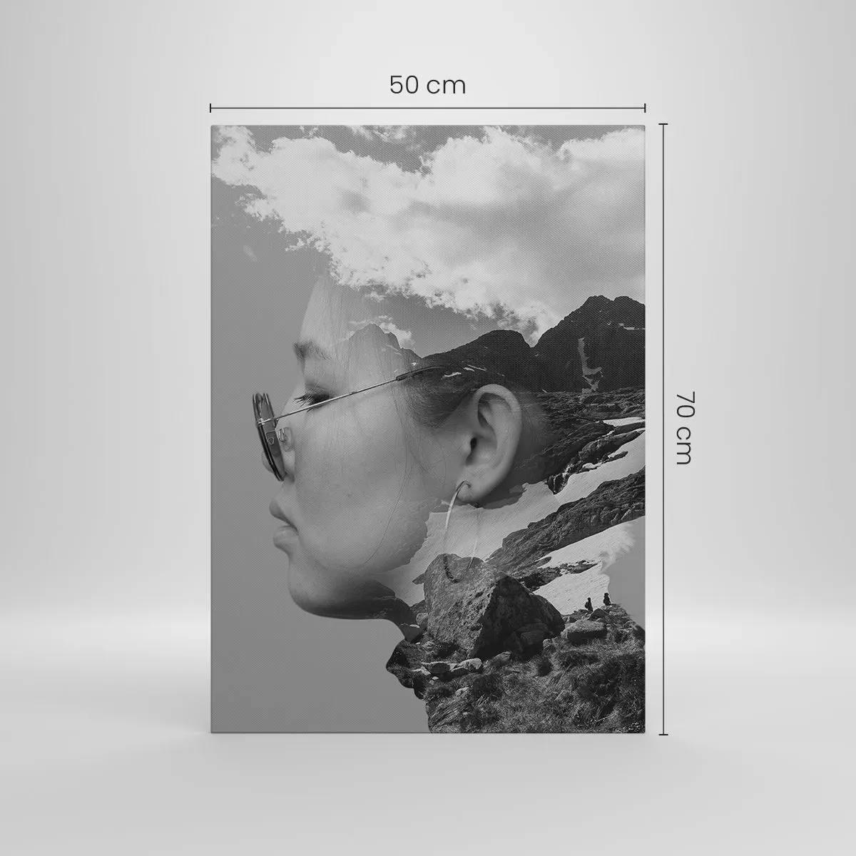 Cuadro sobre lienzo - Impresión de Imagen - Una composición en blanco y negro con la silueta de una mujer y un paisaje de montaña. - 50x70cm - Retrato sobre montañas y nubes - Decoración de pared moderna para salón y dormitorio ARTTOR