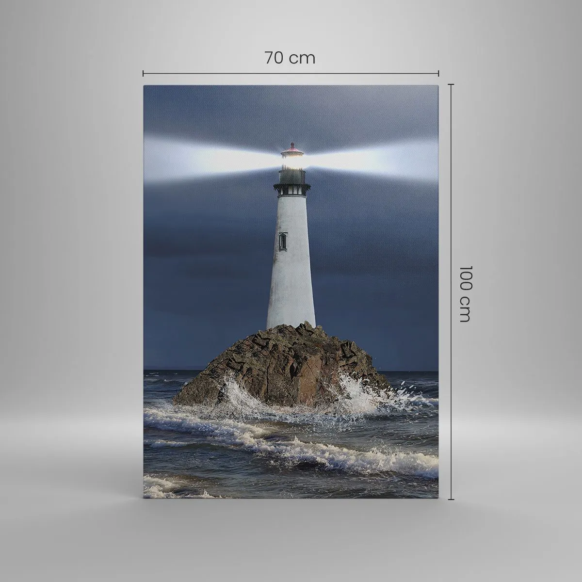 Bild auf Leinwand - Leinwandbild - Ein Leuchtturm auf einem Felsen, umgeben von stürmischer See - 70x100cm - Hier... hier... hier! - Moderne Wanddekoration für Wohnzimmer und Schlafzimmer ARTTOR