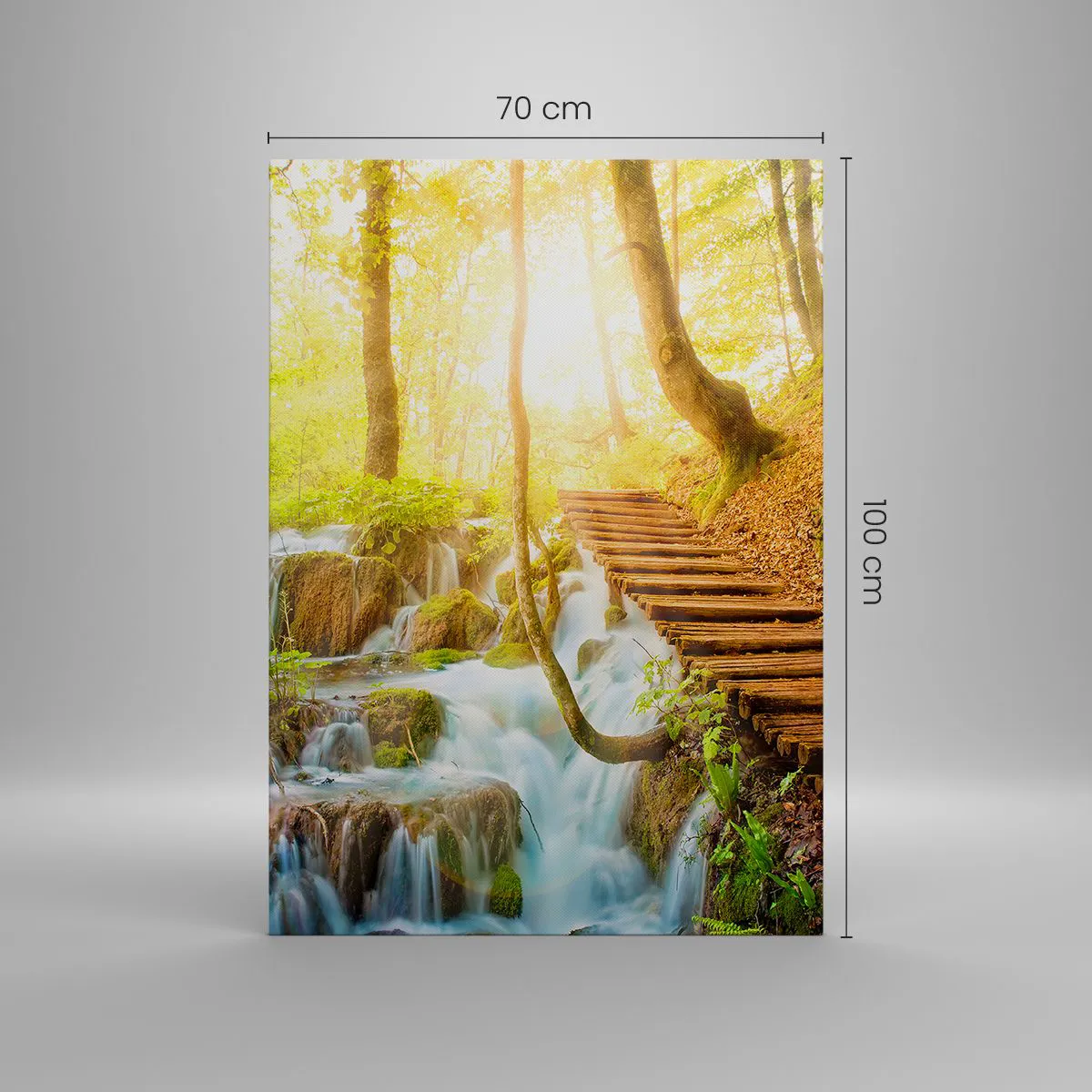 Obraz na płótnie - Leśna ścieżka z drewnianymi schodami przy wodospadzie - 70x100cm - Upragniony chłód - Nowoczesna dekoracja ścienna do salonu i sypialni ARTTOR