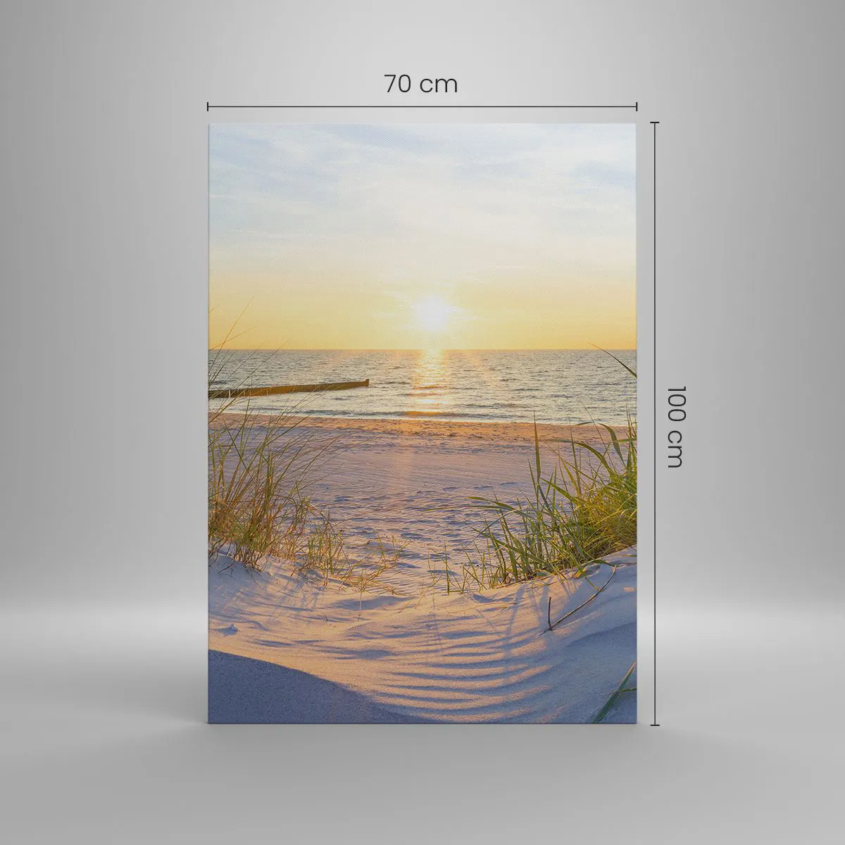 Obraz na płótnie - Piaszczysta plaża z widokiem na zachodzące słońce nad morzem - 70x100cm - Morza szum, ptaków śpiew, dzika plaża pośród traw… - Nowoczesna dekoracja ścienna do salonu i sypialni ARTTOR