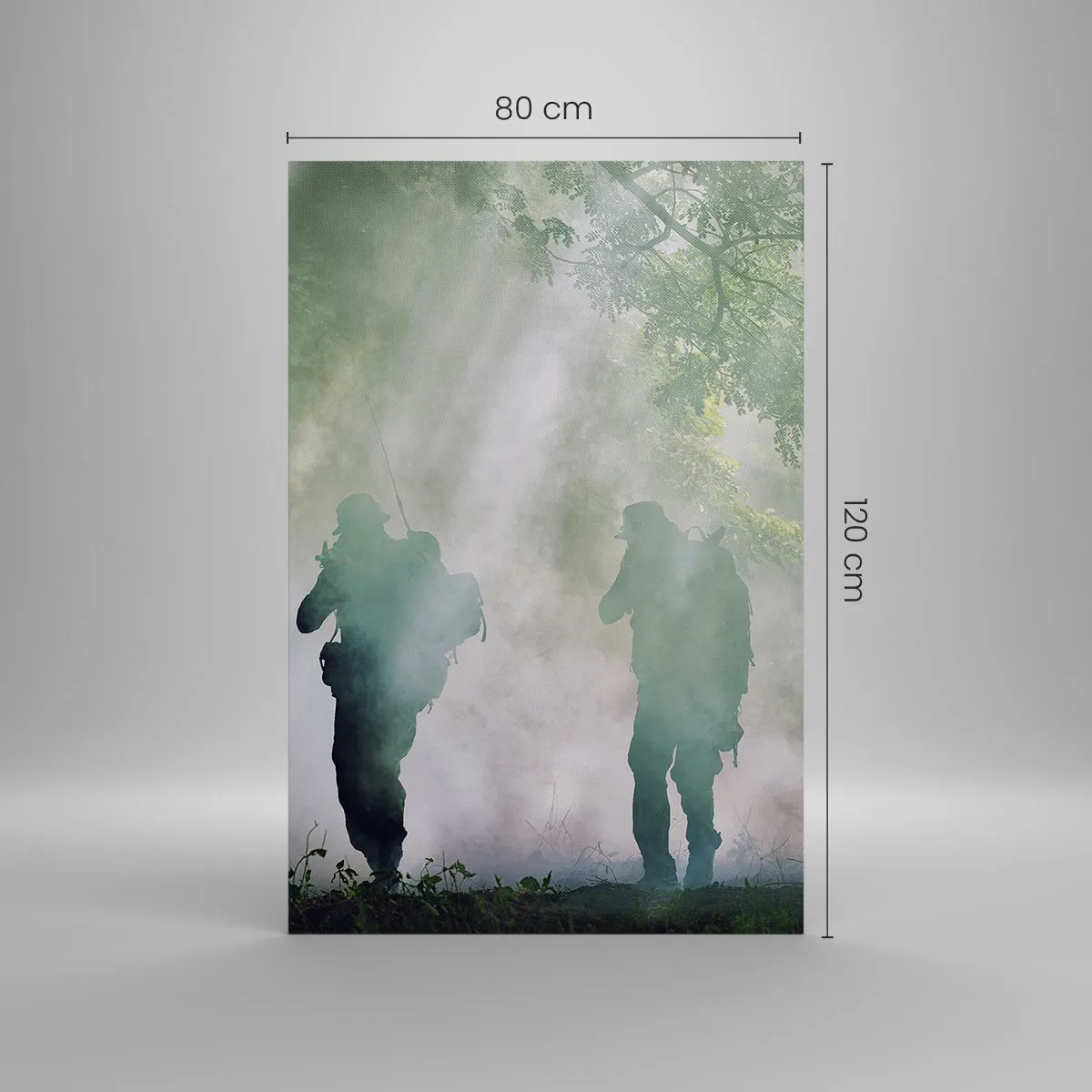Obraz na płótnie - Sylwetki żołnierzy w lesie w otoczeniu mgły - 80x120cm - Jeden za wszystkich… - Nowoczesna dekoracja ścienna do salonu i sypialni ARTTOR