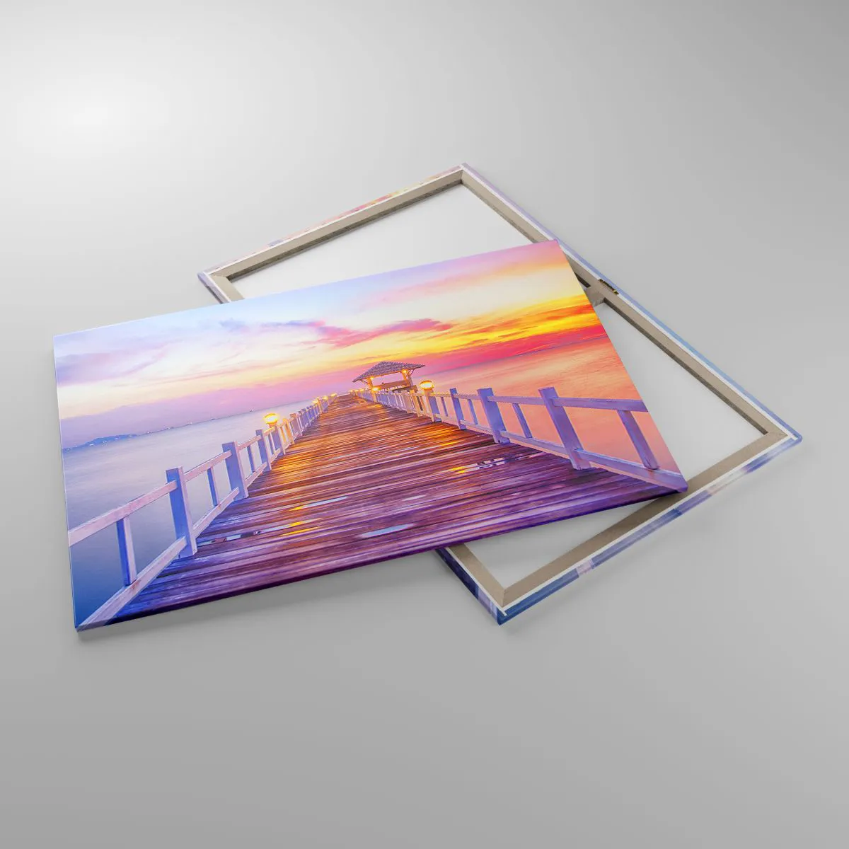 Cuadro sobre lienzo - Impresión de Imagen - Un muelle sobre el agua al atardecer en colores pastel. - 100x70cm - El silencio lila-dorado de la tarde - Decoración de pared moderna para salón y dormitorio ARTTOR