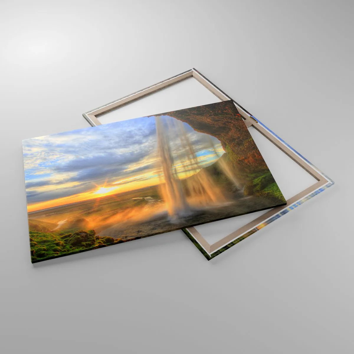 Impression sur toile - Image sur toile - Une cascade illuminée par la lumière du soleil sur fond de paysage - 100x70cm - Le monde derrière un voile de gouttes - Décoration murale moderne pour le salon et la chambre ARTTOR