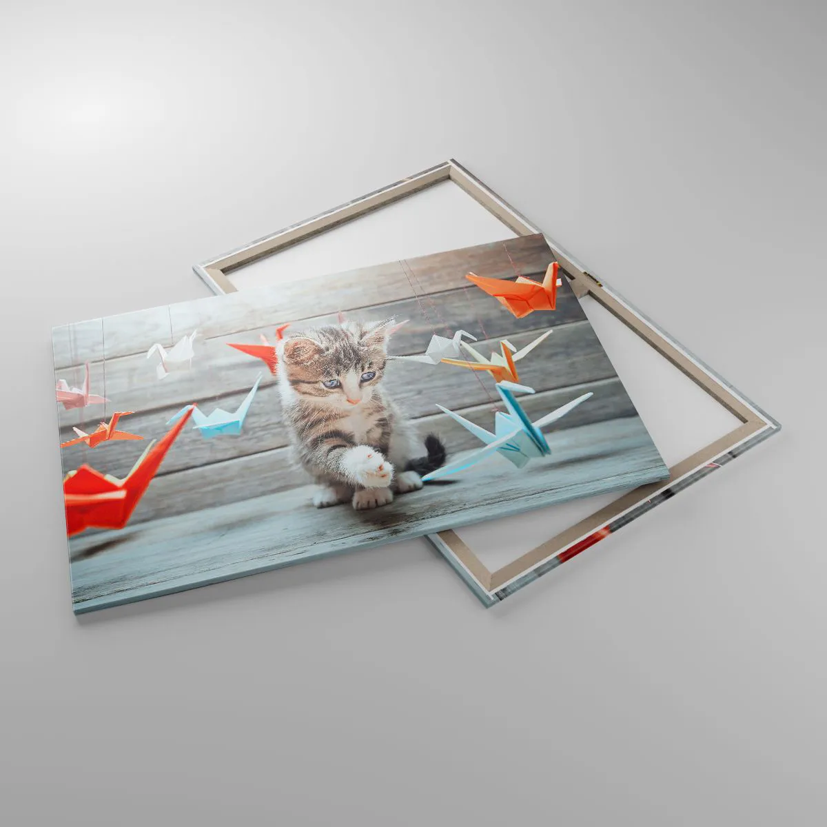 Obraz na płótnie - Kotek bawiący się zawieszonymi papierowymi żurawiami origami - 100x70cm - Pierwsza lekcja - Nowoczesna dekoracja ścienna do salonu, kuchni i sypialni ARTTOR