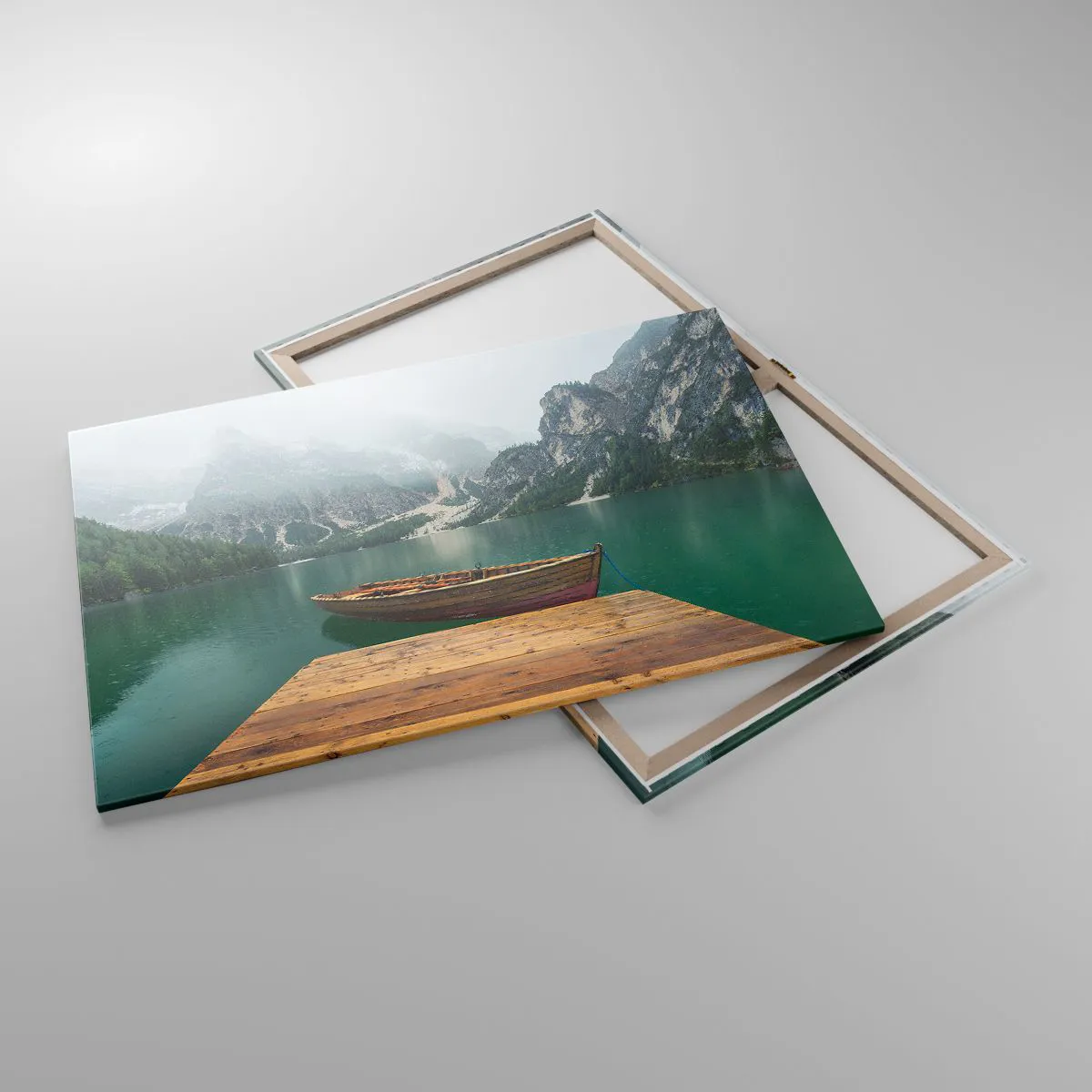 Cuadro sobre lienzo - Impresión de Imagen - Un barco de madera en un muelle en un lago rodeado de montañas. - 100x70cm - Paisaje inolvidable - Decoración de pared moderna para salón y dormitorio ARTTOR