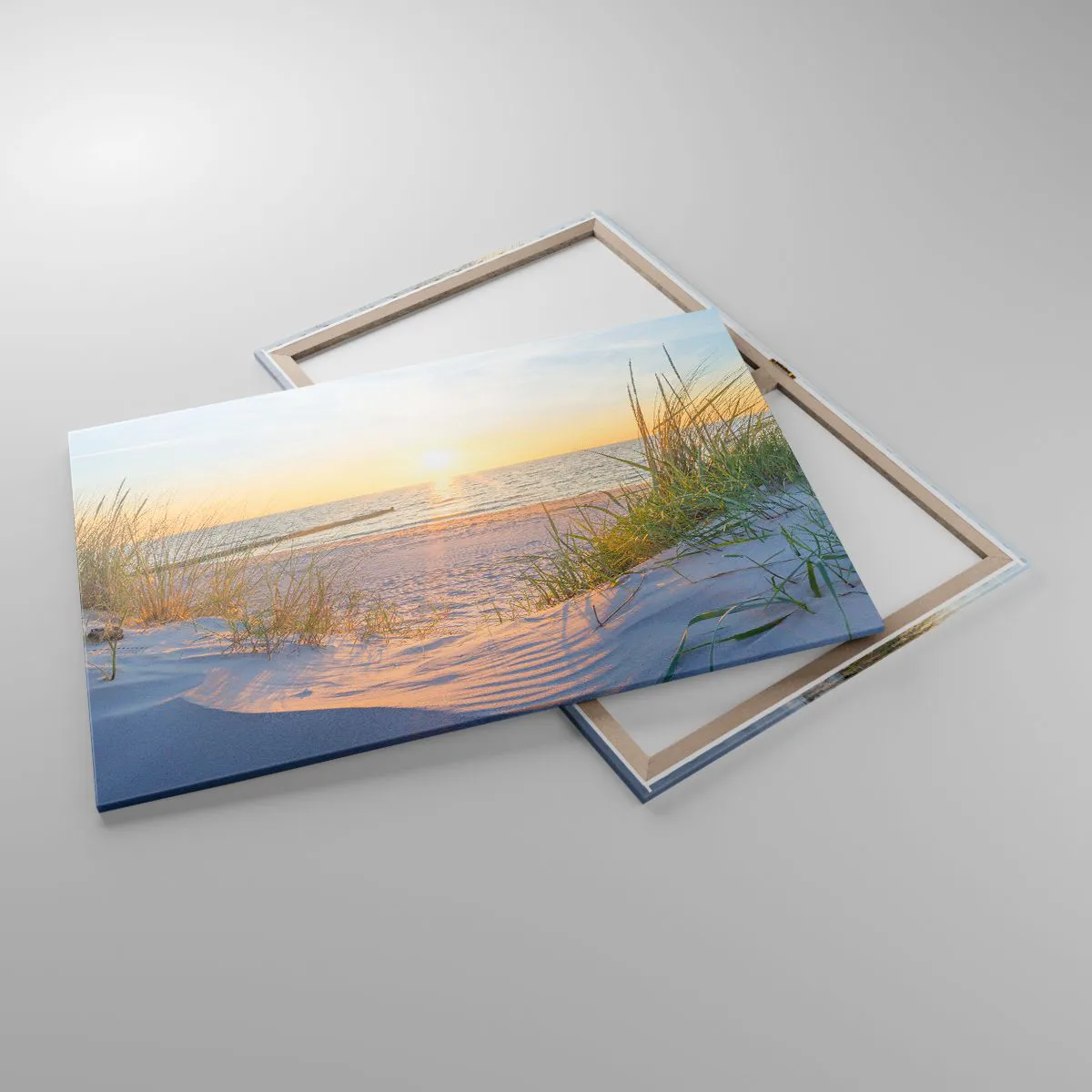 Obraz na płótnie - Piaszczysta plaża z widokiem na zachodzące słońce nad morzem - 100x70cm - Morza szum, ptaków śpiew, dzika plaża pośród traw… - Nowoczesna dekoracja ścienna do salonu, kuchni i sypialni ARTTOR