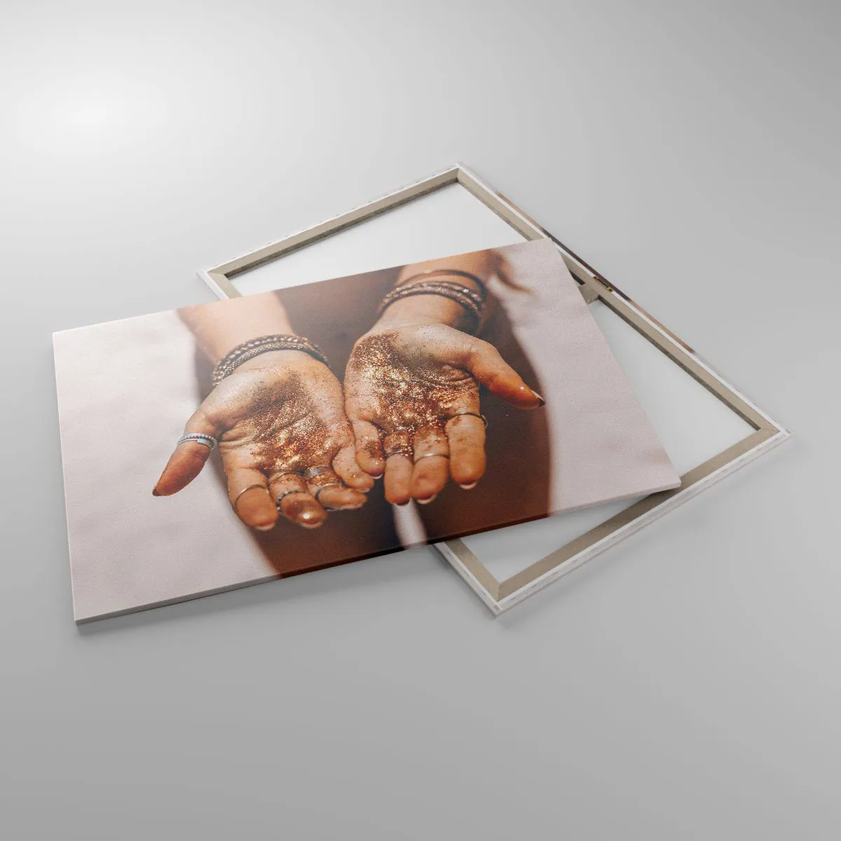Impression sur toile - Image sur toile - Gros plan des mains avec des paillettes dans des tons chauds - 100x70cm - Un don pour vous - Décoration murale moderne pour le salon et la chambre ARTTOR