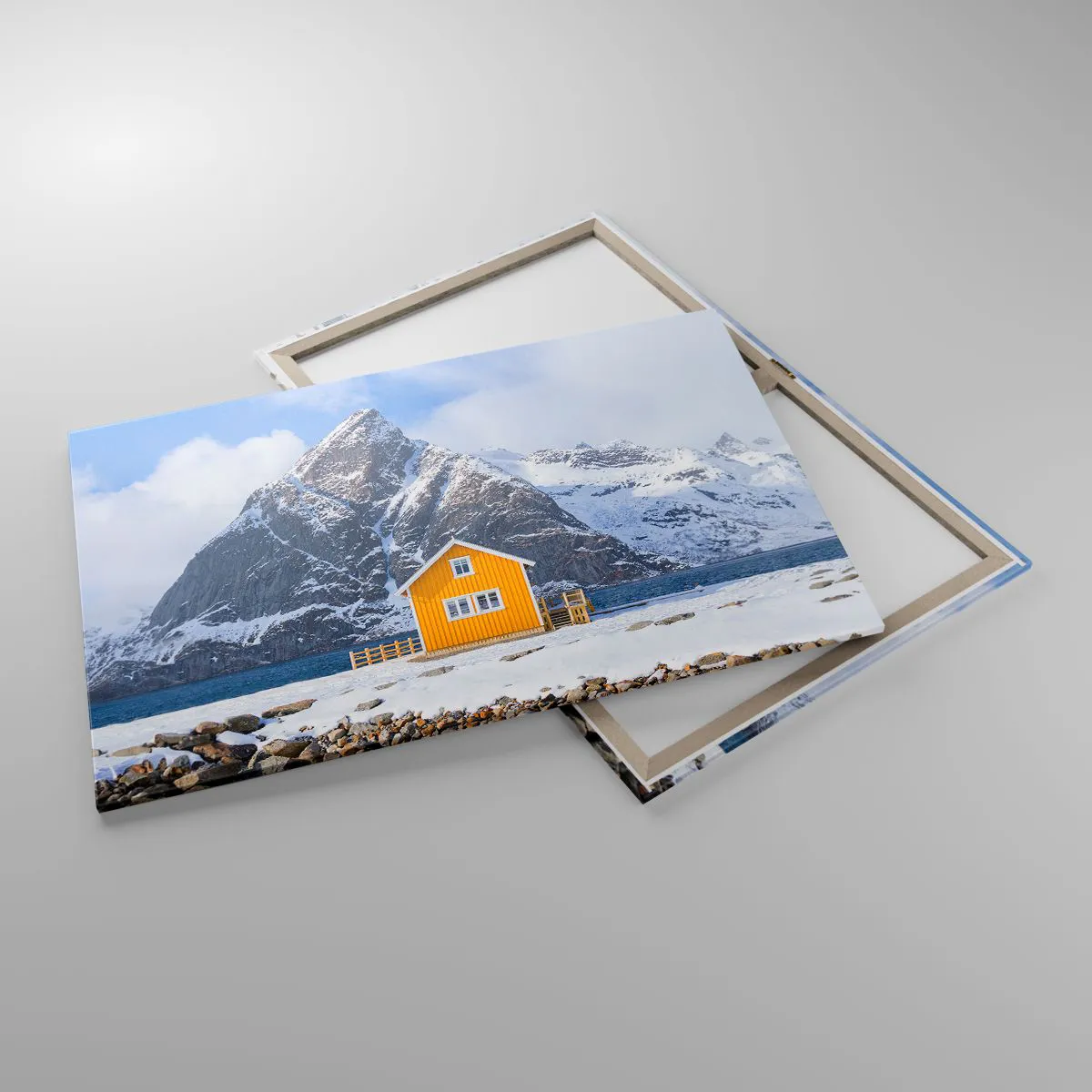 Quadro su tela - Stampe su Tela - Una casa gialla sullo sfondo delle montagne innevate e del mare - 100x70cm - Vacanze scandinave - Decorazione murale moderna per soggiorno e camera da letto ARTTOR