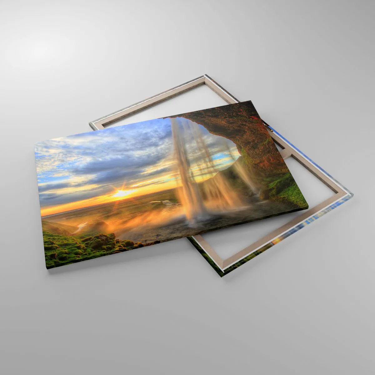 Impression sur toile - Image sur toile - Une cascade illuminée par la lumière du soleil sur fond de paysage - 120x80cm - Le monde derrière un voile de gouttes - Décoration murale moderne pour le salon et la chambre ARTTOR