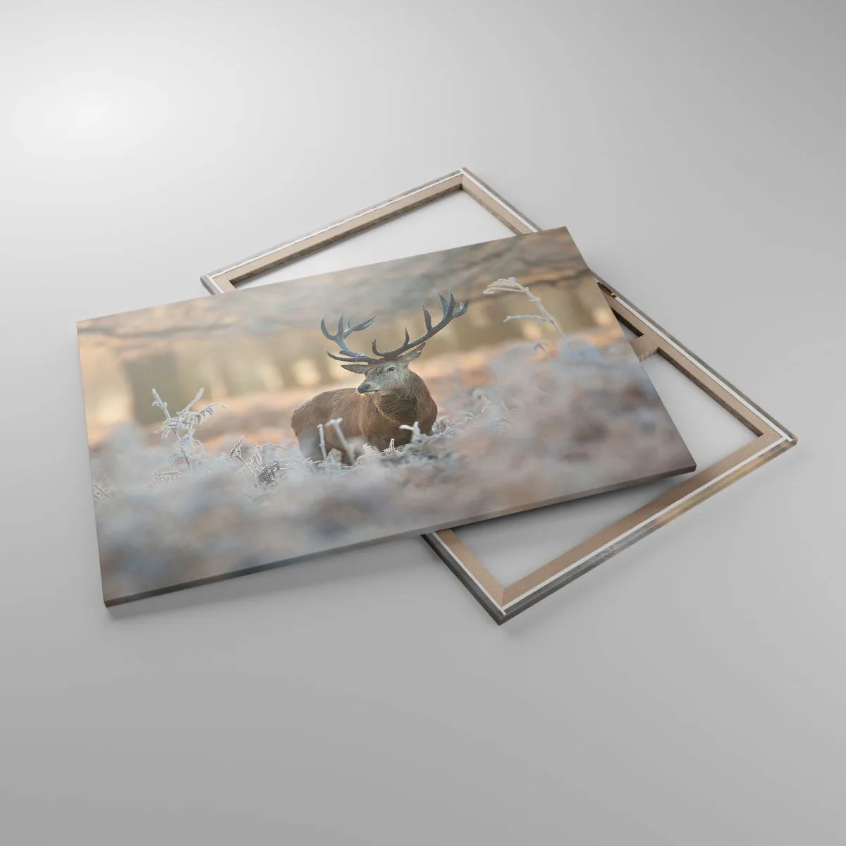 Quadro su tela - Stampe su Tela - Un cervo in una radura gelida in una foresta invernale dai colori tenui - 120x80cm - Fresco mattino - Decorazione murale moderna per soggiorno e camera da letto ARTTOR