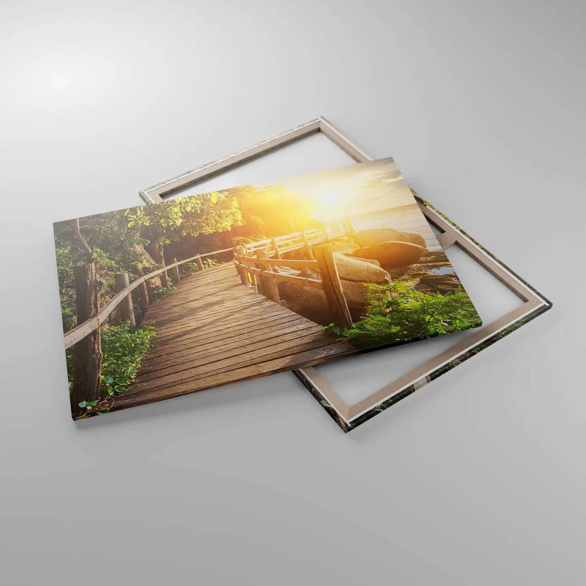 Cuadro sobre lienzo - Impresión de Imagen - Un puente de madera entre la vegetación que conduce al mar bajo los rayos del sol. - 120x80cm - Otra curva, otra maravilla - Decoración de pared moderna para salón y dormitorio ARTTOR