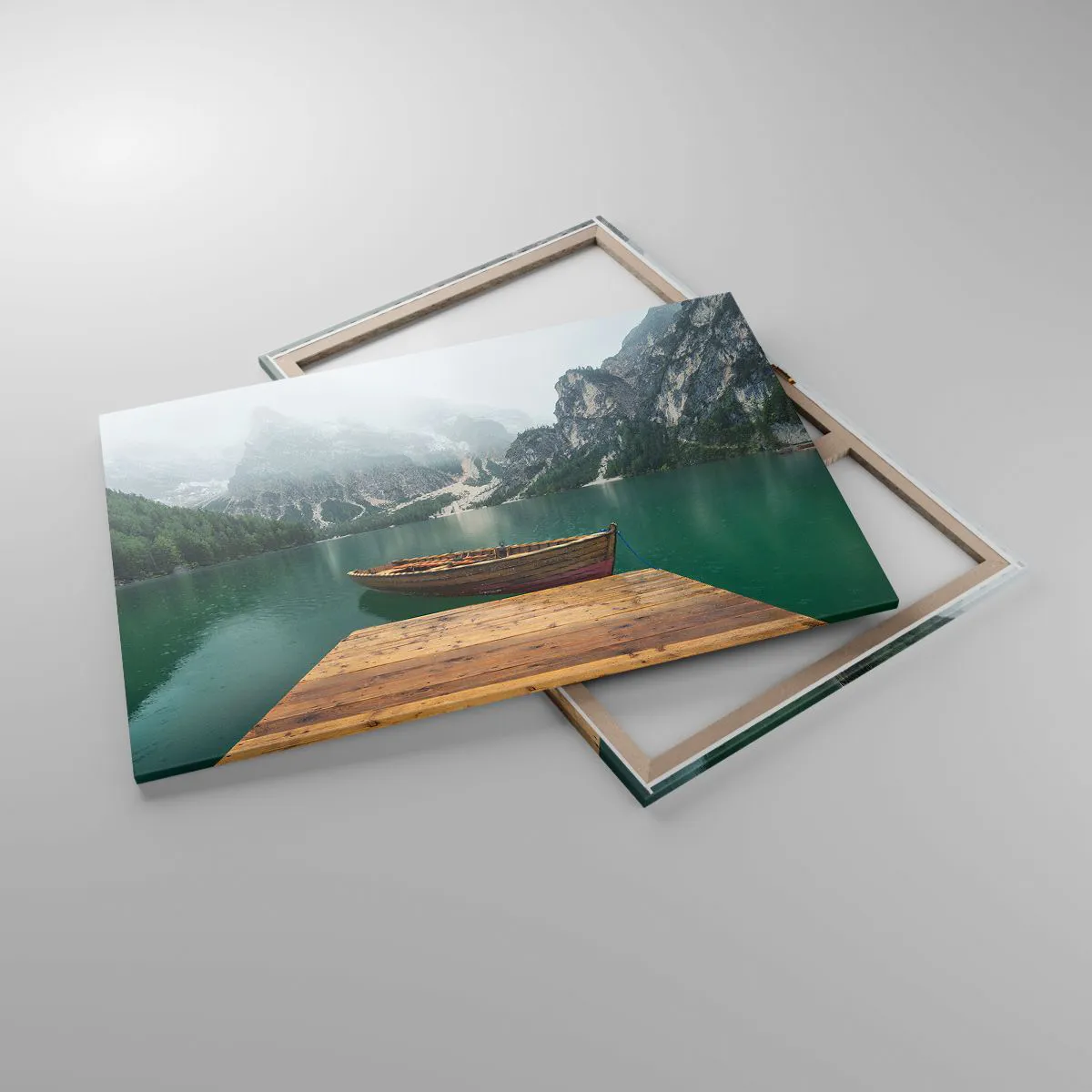 Quadro su tela - Stampe su Tela - Una barca di legno su un molo su un lago circondato da montagne - 120x80cm - E attorno le fiere rocce - Decorazione murale moderna per soggiorno e camera da letto ARTTOR