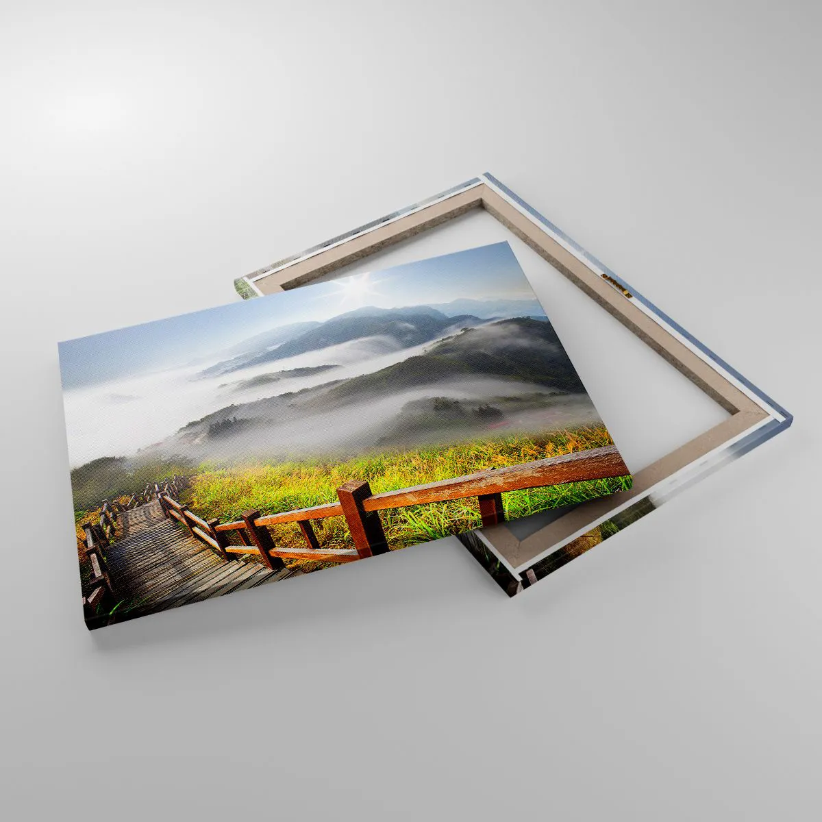 Lærredstryk - Billede på lærred - En træsti blandt de tågede bjerge om morgenen - 70x50cm - Vævet mod blænding og tåge - Moderne vægdekoration til stue og soveværelse ARTTOR