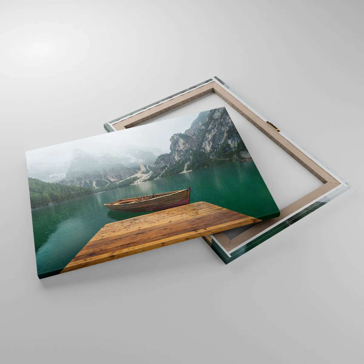 Lærredstryk - Billede på lærred - En træbåd ved en mole på en sø omgivet af bjerge - 70x50cm - "Og stolte pander" - Moderne vægdekoration til stue og soveværelse ARTTOR