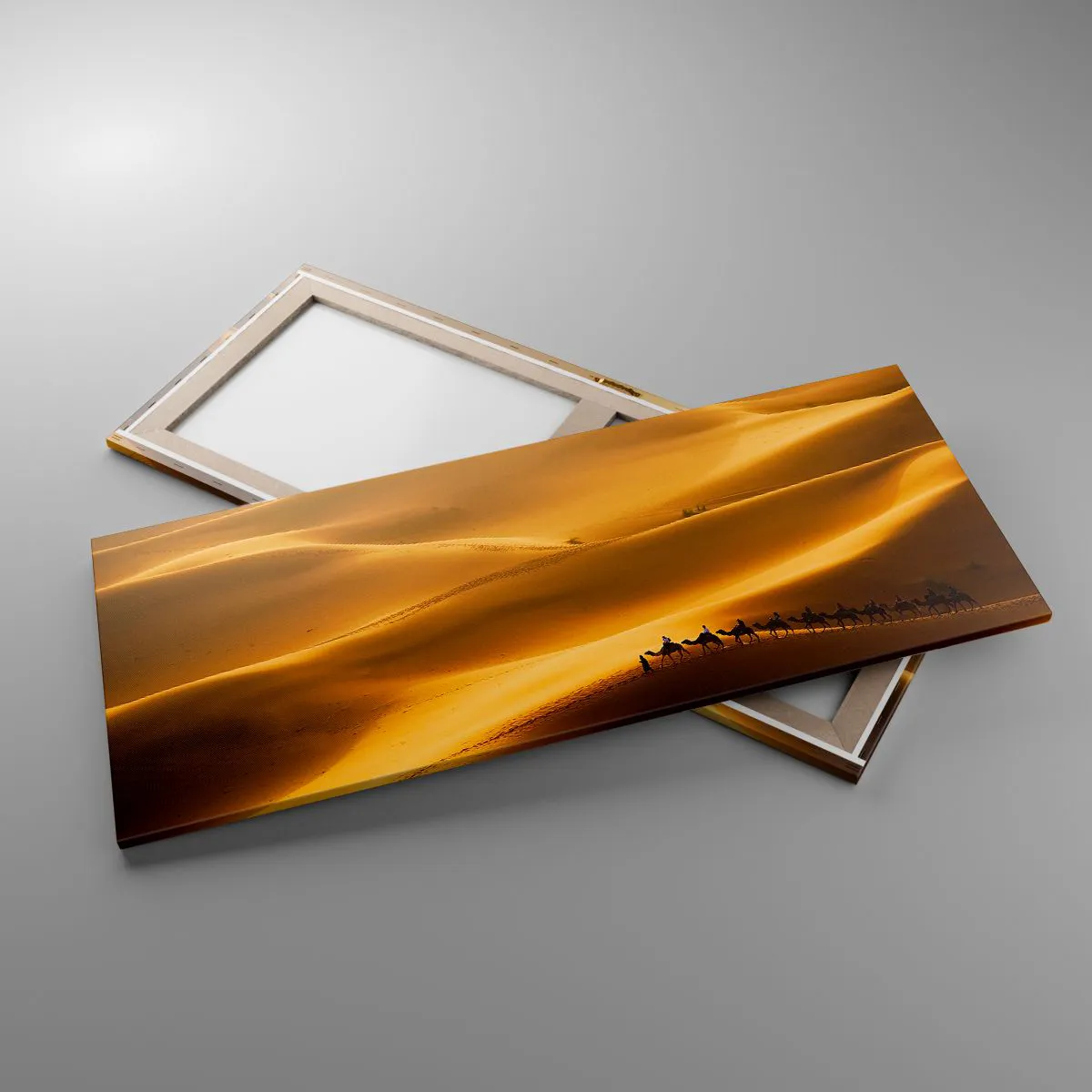 Bild auf Leinwand - Leinwandbild - Eine Karawane von Kamelen wandert durch die goldenen Dünen der Wüste. - 120x50cm - Wohnwagen in den Wüstenwellen - Moderne Wanddekoration für Wohnzimmer und Schlafzimmer ARTTOR