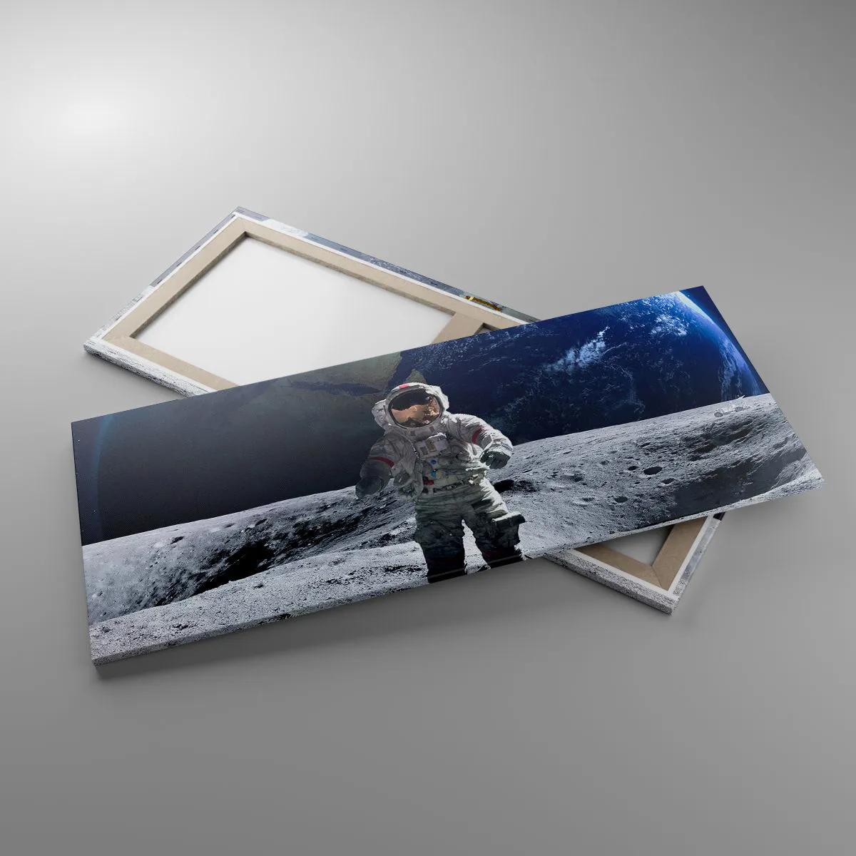Obraz na płótnie - Astronauta na powierzchni Księżyca z Ziemią w tle - 120x50cm - Pozdrowienia z Księżyca - Nowoczesna dekoracja ścienna do salonu i sypialni ARTTOR