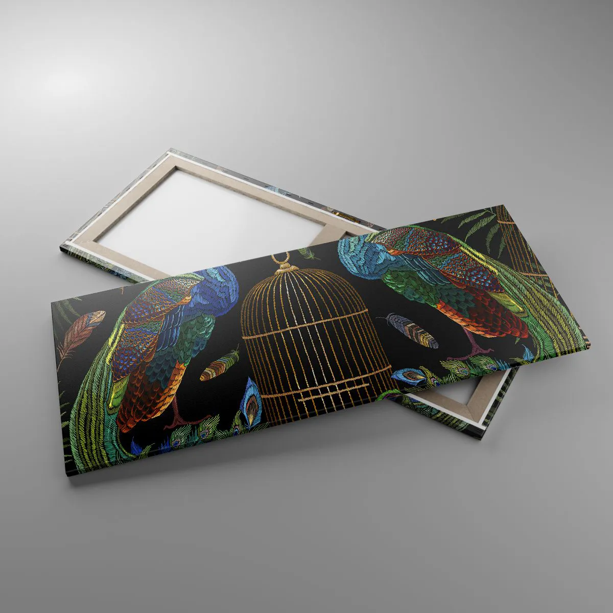 Bild auf Leinwand - Leinwandbild - Pfauen neben einem goldenen Käfig auf schwarzem Hintergrund - 120x50cm - In königlichen Gewändern - Moderne Wanddekoration für Wohnzimmer und Schlafzimmer ARTTOR