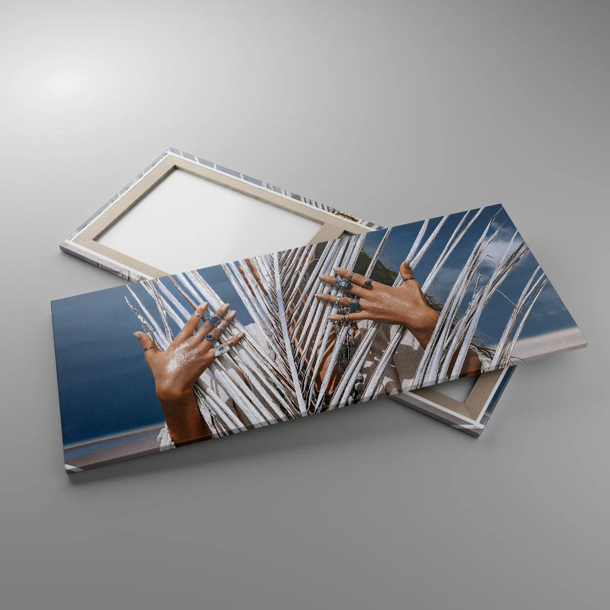 Quadro su tela - Stampe su Tela - Una donna nascosta dietro foglie di palma con anelli alle mani. - 120x50cm - La ragazza dello sciamano? - Decorazione murale moderna per soggiorno e camera da letto ARTTOR