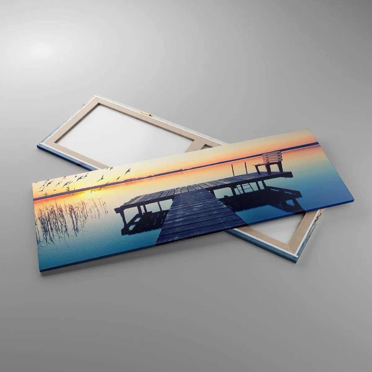 Obraz na płótnie - Drewniane molo nad jeziorem o wschodzie słońca z ptakami - 140x50cm - To był dobry dzień - Nowoczesna dekoracja ścienna do salonu i sypialni ARTTOR