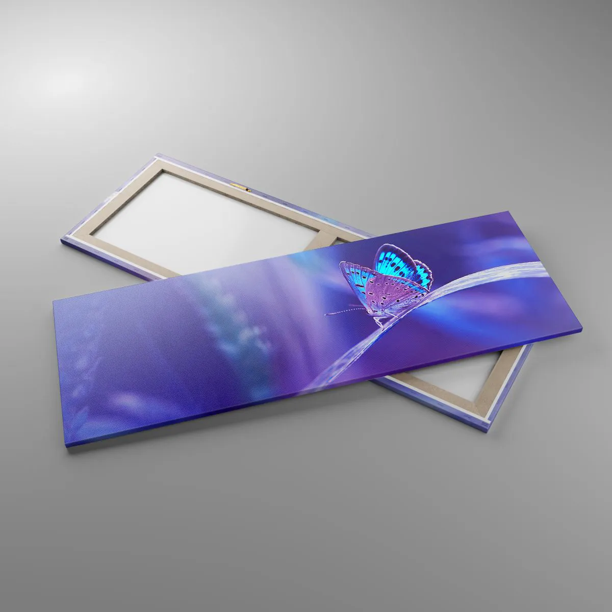 Impression sur toile - Image sur toile - Un délicat papillon bleu sur une tige dans une lumière violette - 140x50cm - Un joyau de la nature - Décoration murale moderne pour le salon et la chambre ARTTOR