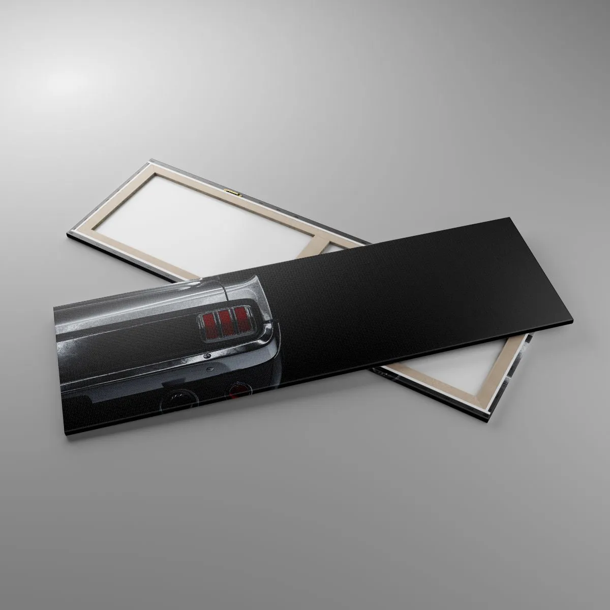 Quadro su tela - Stampe su Tela - Un'immagine in bianco e nero della parte posteriore di un'auto d'epoca su uno sfondo scuro. - 160x50cm - Il fascino del classico - Decorazione murale moderna per soggiorno e camera da letto ARTTOR