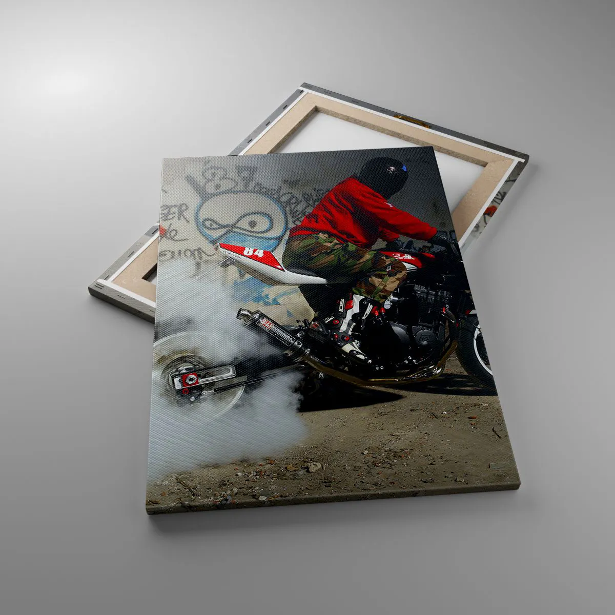 Bild auf Leinwand - Leinwandbild - Ein Motorradfahrer vollführt einen spektakulären Drift in einem verlassenen, mit Graffiti bedeckten Gebäude. - 50x70cm - Verfolge mich! - Moderne Wanddekoration für Wohnzimmer und Schlafzimmer ARTTOR