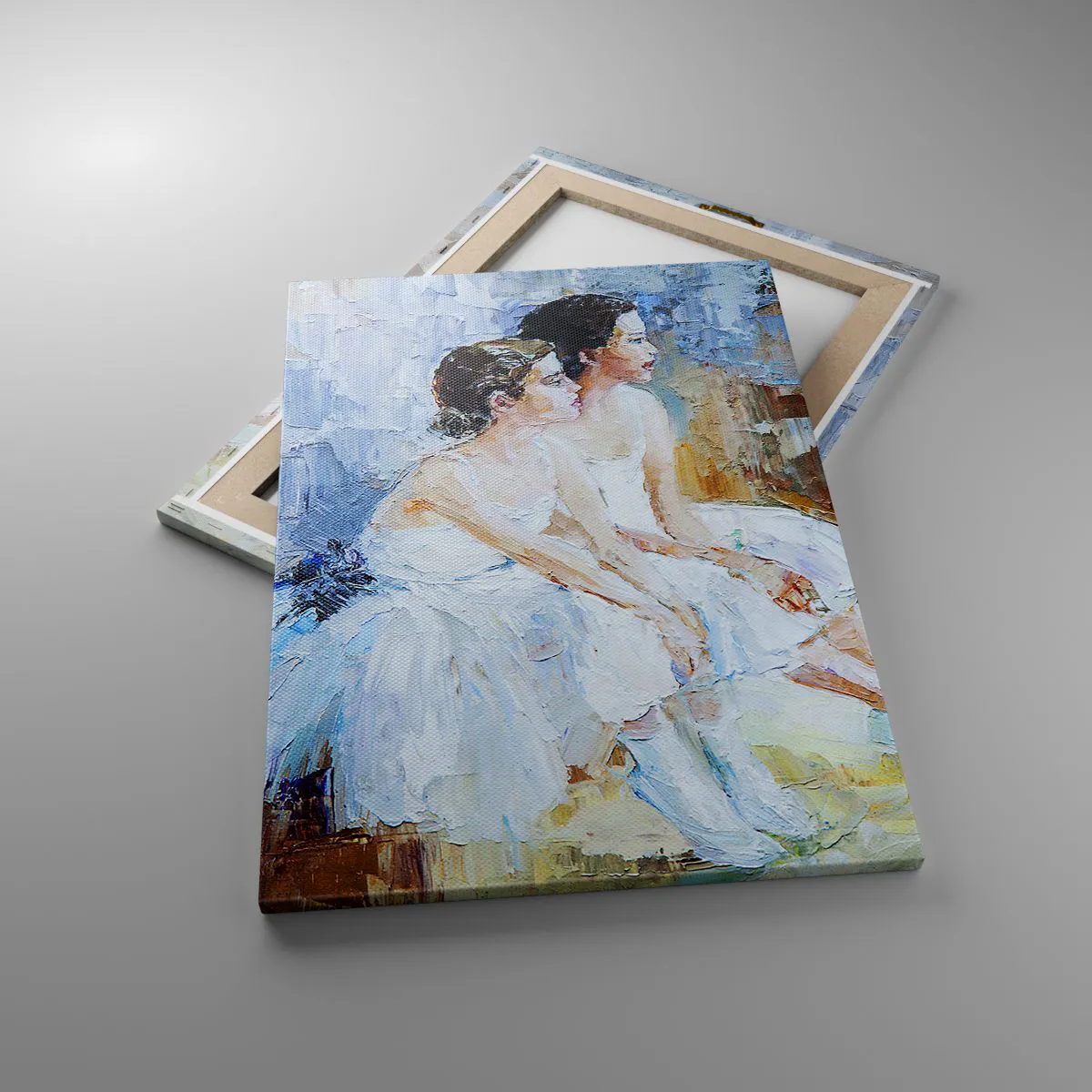 Obraz na płótnie - Dwie baletnice w białych sukniach siedzące obok siebie - 50x70cm - Odpoczynek młodych łabędzi - Nowoczesna dekoracja ścienna do salonu, kuchni i sypialni ARTTOR