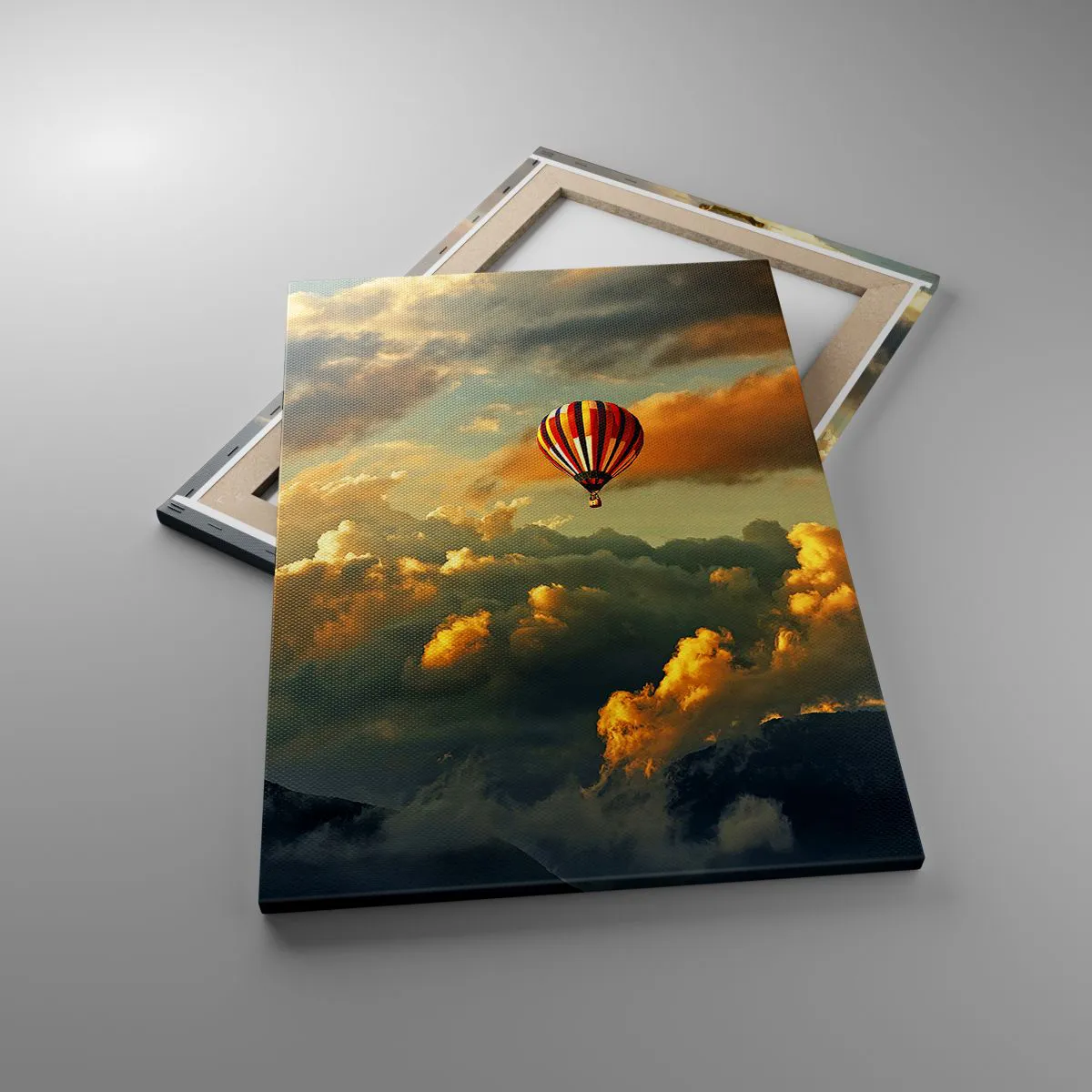 Bild auf Leinwand - Leinwandbild - Ein Ballon vor dem Hintergrund dramatischer Wolken - 50x70cm - Ich fliege, weil ich es will - Moderne Wanddekoration für Wohnzimmer und Schlafzimmer ARTTOR