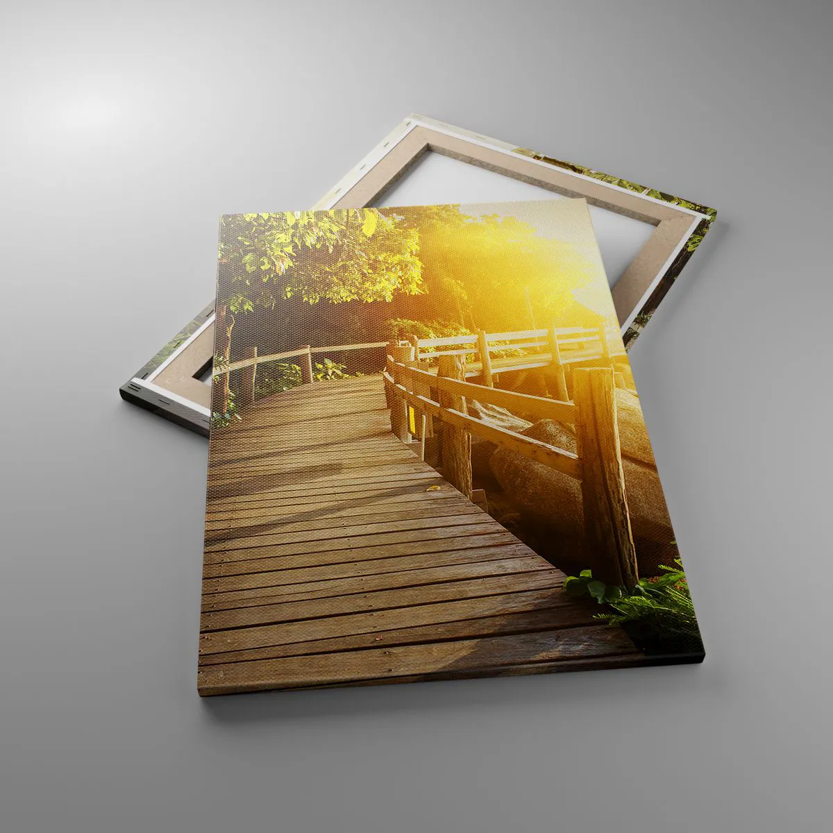 Bild auf Leinwand - Leinwandbild - Eine Holzbrücke im Grünen, die in den Sonnenstrahlen zum Meer führt - 50x70cm - Noch eine Wendung, ein weiteres Wunder - Moderne Wanddekoration für Wohnzimmer und Schlafzimmer ARTTOR