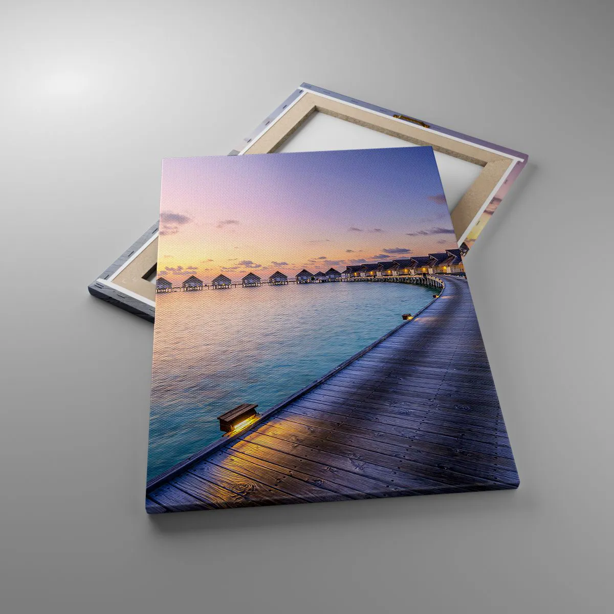 Obraz na płótnie - Tropikalne domki na wodzie o zachodzie słońca - 50x70cm - Wakacje - powrót do źródeł - Nowoczesna dekoracja ścienna do salonu, kuchni i sypialni ARTTOR