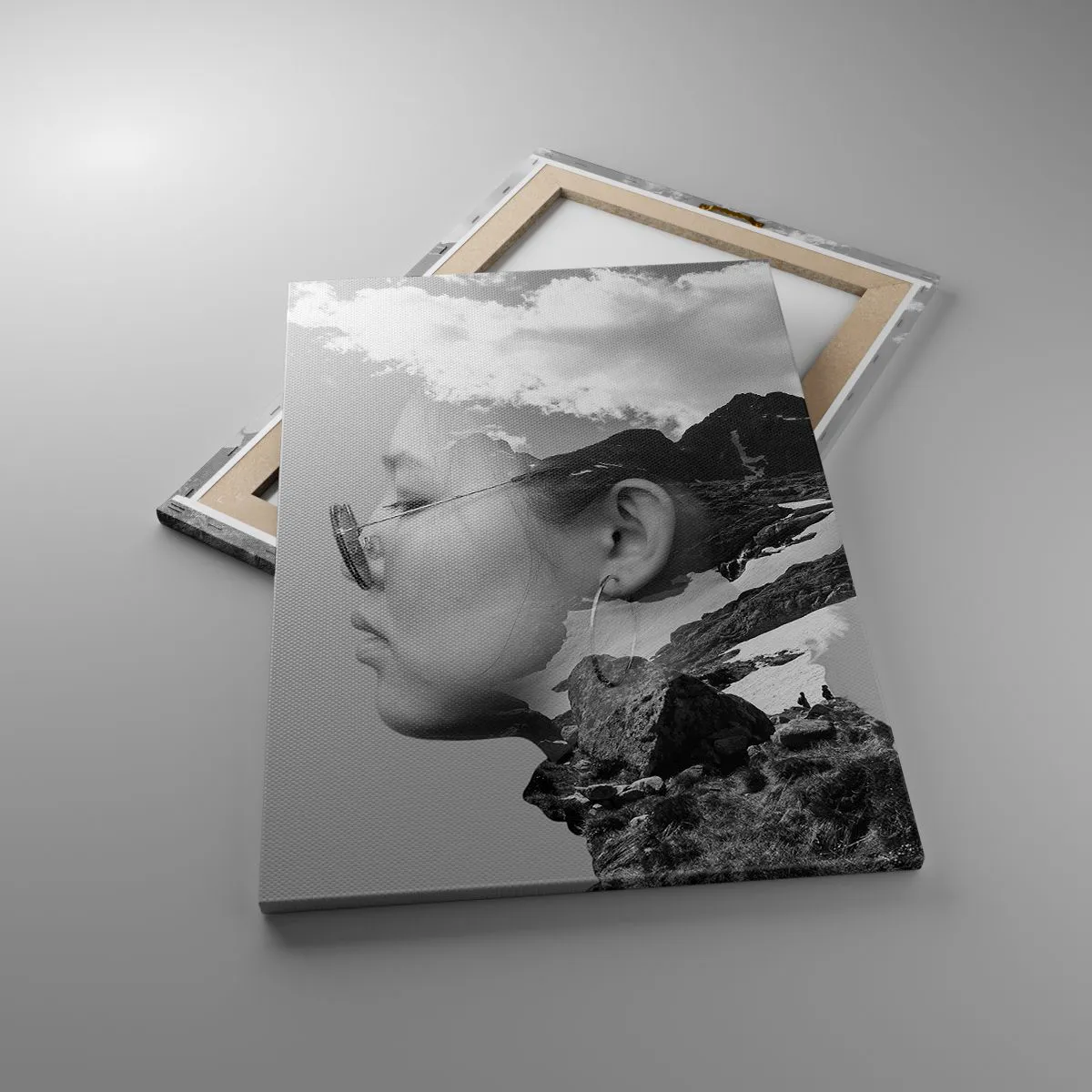Cuadro sobre lienzo - Impresión de Imagen - Una composición en blanco y negro con la silueta de una mujer y un paisaje de montaña. - 50x70cm - Retrato sobre montañas y nubes - Decoración de pared moderna para salón y dormitorio ARTTOR