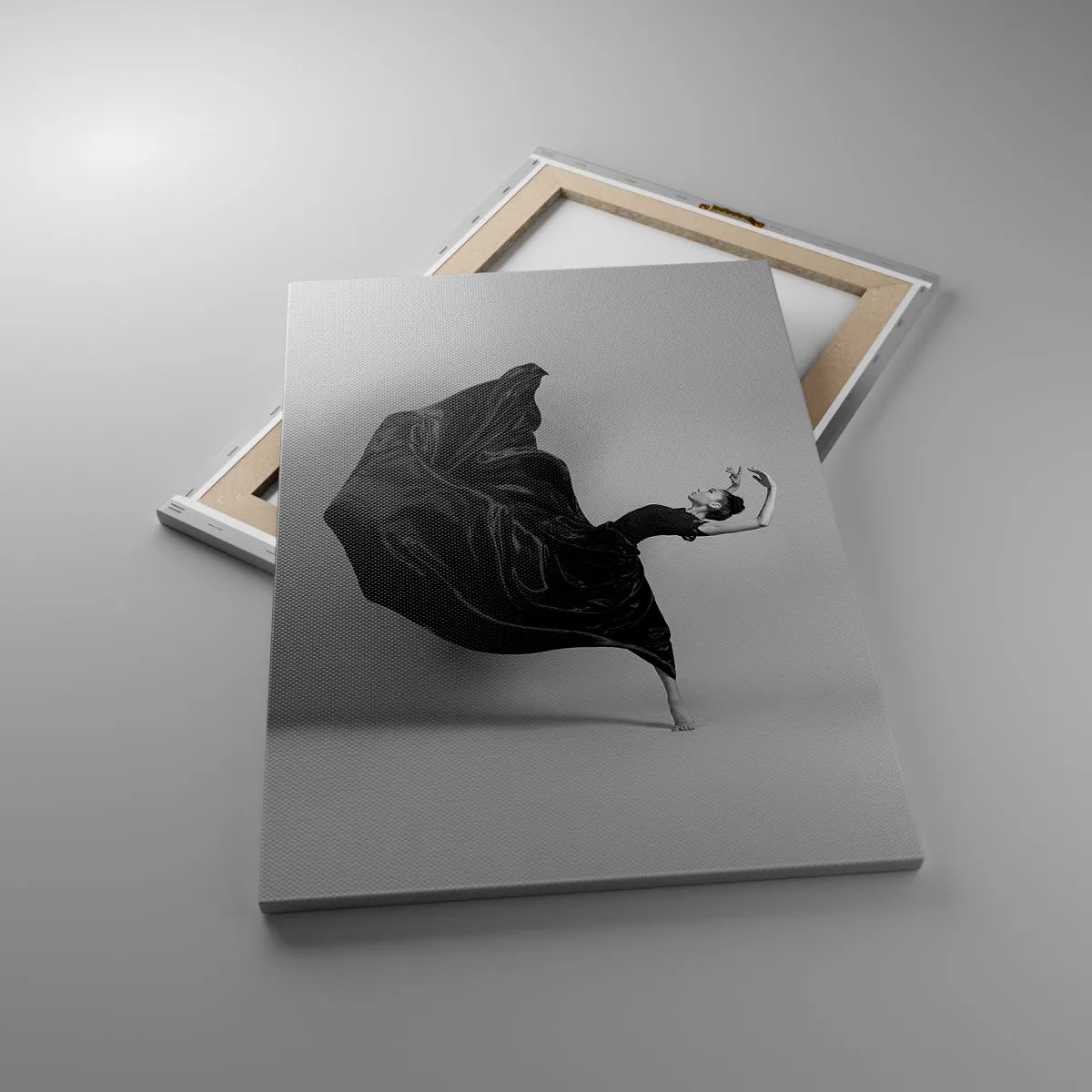 Obraz na płótnie - Tancerka w czarnej sukni unoszącej się w ruchu - 50x70cm - Uskrzydlona muzyką - Nowoczesna dekoracja ścienna do salonu, kuchni i sypialni ARTTOR