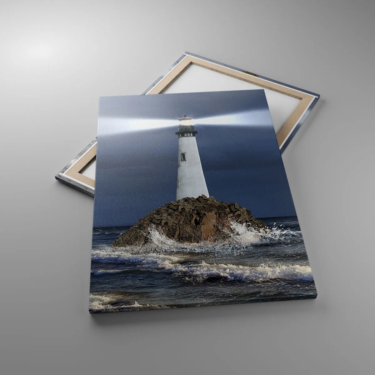 Bild auf Leinwand - Leinwandbild - Ein Leuchtturm auf einem Felsen, umgeben von stürmischer See - 70x100cm - Hier... hier... hier! - Moderne Wanddekoration für Wohnzimmer und Schlafzimmer ARTTOR