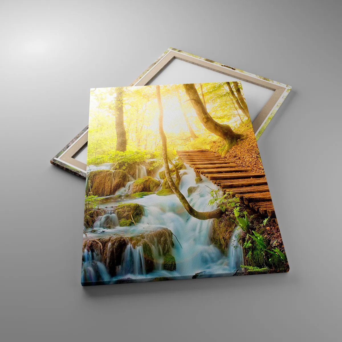 Obraz na płótnie - Leśna ścieżka z drewnianymi schodami przy wodospadzie - 70x100cm - Upragniony chłód - Nowoczesna dekoracja ścienna do salonu i sypialni ARTTOR