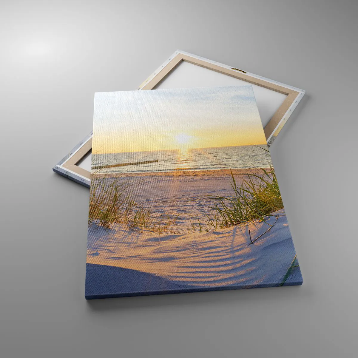 Obraz na płótnie - Piaszczysta plaża z widokiem na zachodzące słońce nad morzem - 70x100cm - Morza szum, ptaków śpiew, dzika plaża pośród traw… - Nowoczesna dekoracja ścienna do salonu i sypialni ARTTOR