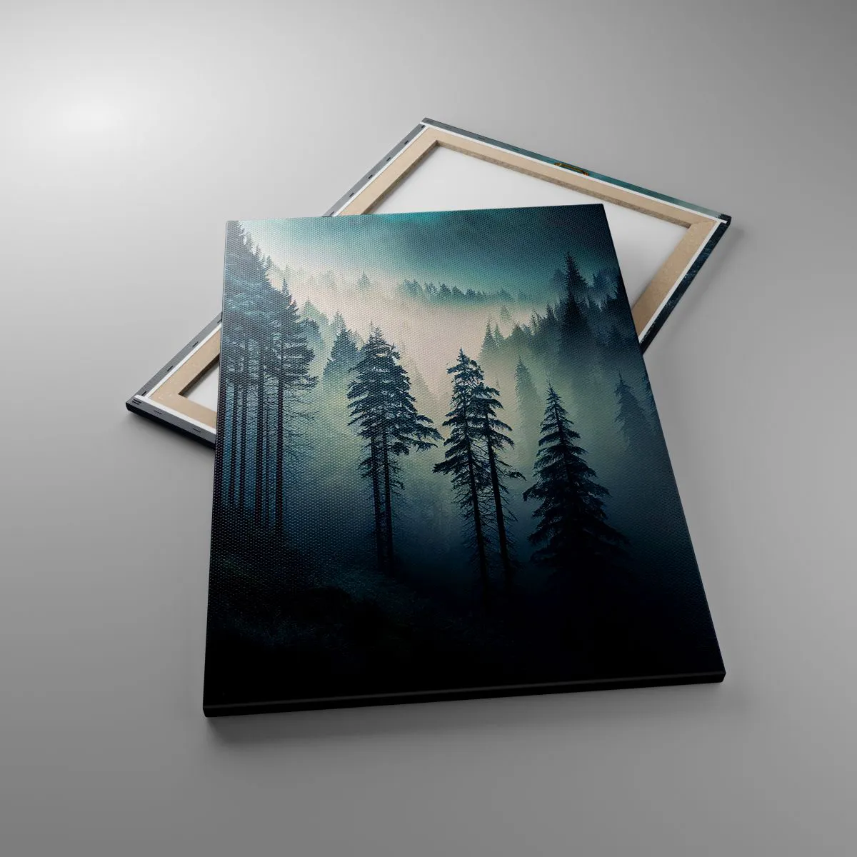 Obraz na płótnie - Górski las spowity mgłą w odcieniach niebieskiego i zieleni - 70x100cm - Górski poranek - Nowoczesna dekoracja ścienna do salonu i sypialni ARTTOR