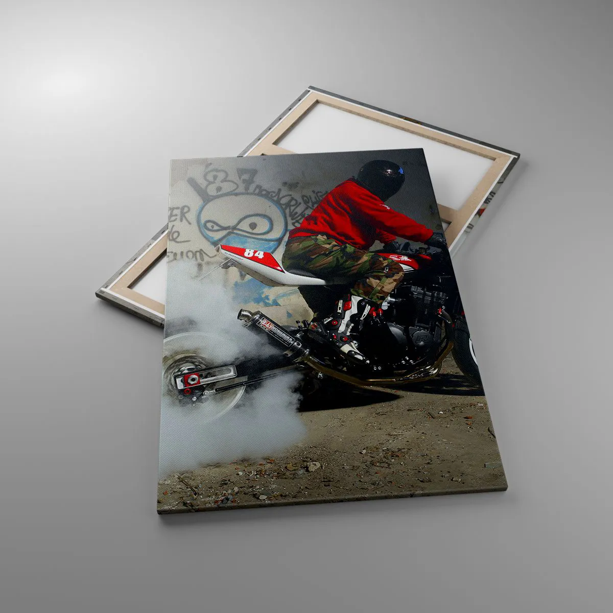 Cuadro sobre lienzo - Impresión de Imagen - Un motociclista realiza un espectacular derrape en un edificio abandonado cubierto de grafitis. - 80x120cm - ¡Persígueme! - Decoración de pared moderna para salón y dormitorio ARTTOR