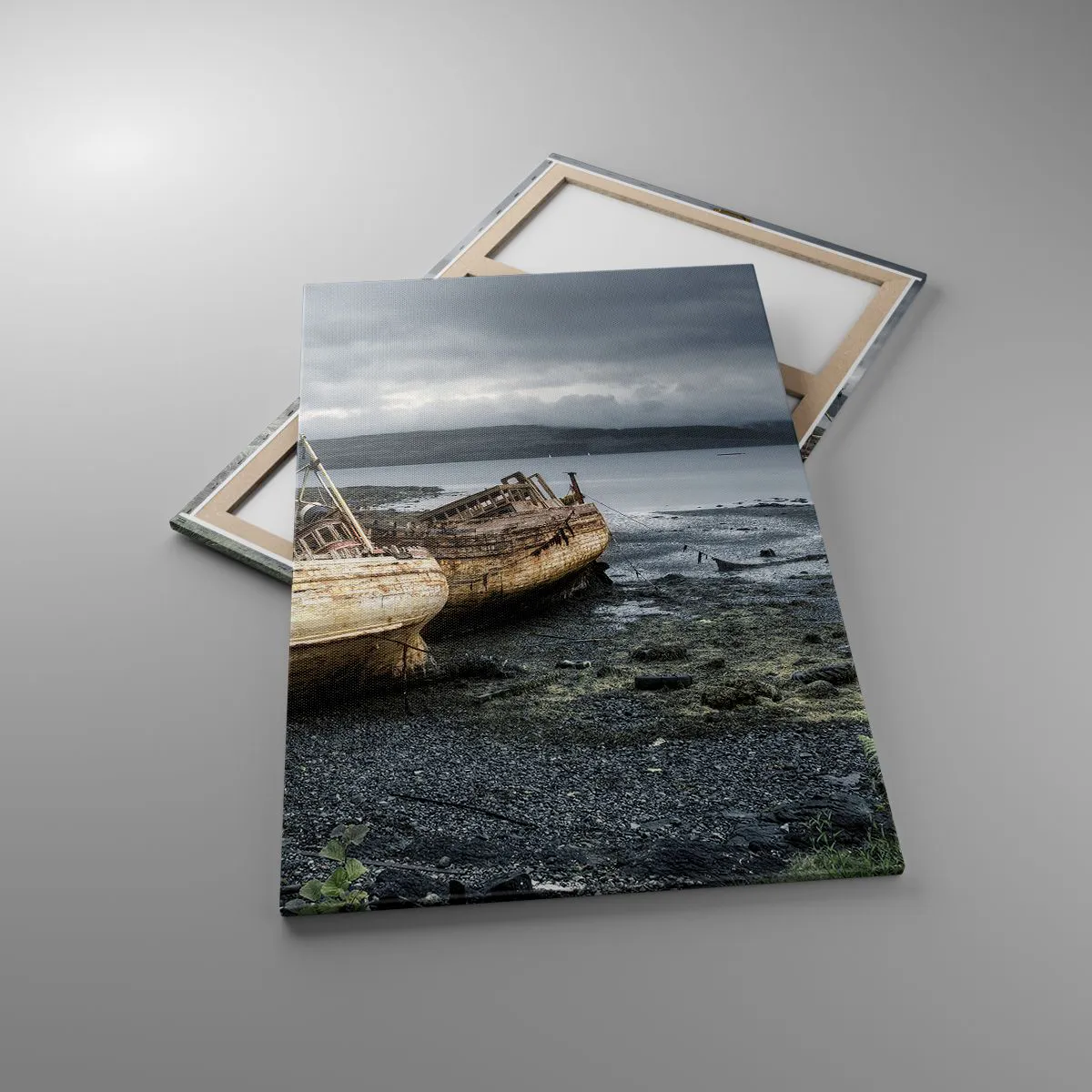 Quadro su tela - Stampe su Tela - Barche abbandonate sulla riva in una scena piovosa - 80x120cm - Segno delle fatiche degnamente sostenute - Decorazione murale moderna per soggiorno e camera da letto ARTTOR