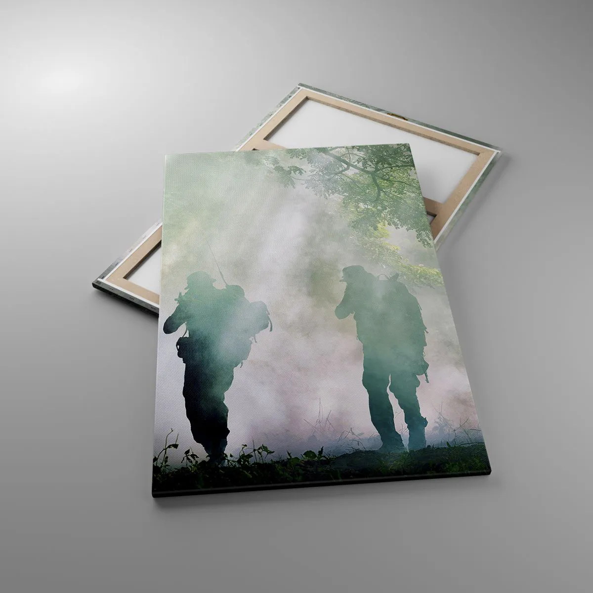 Obraz na płótnie - Sylwetki żołnierzy w lesie w otoczeniu mgły - 80x120cm - Jeden za wszystkich… - Nowoczesna dekoracja ścienna do salonu i sypialni ARTTOR