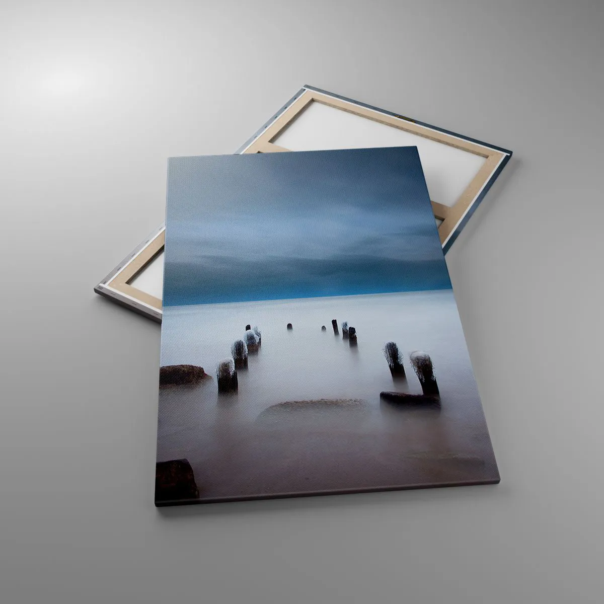 Obraz na płótnie - Stare molo na tle spokojnego morza - 80x120cm - Zamyślone jezioro - Nowoczesna dekoracja ścienna do salonu i sypialni ARTTOR