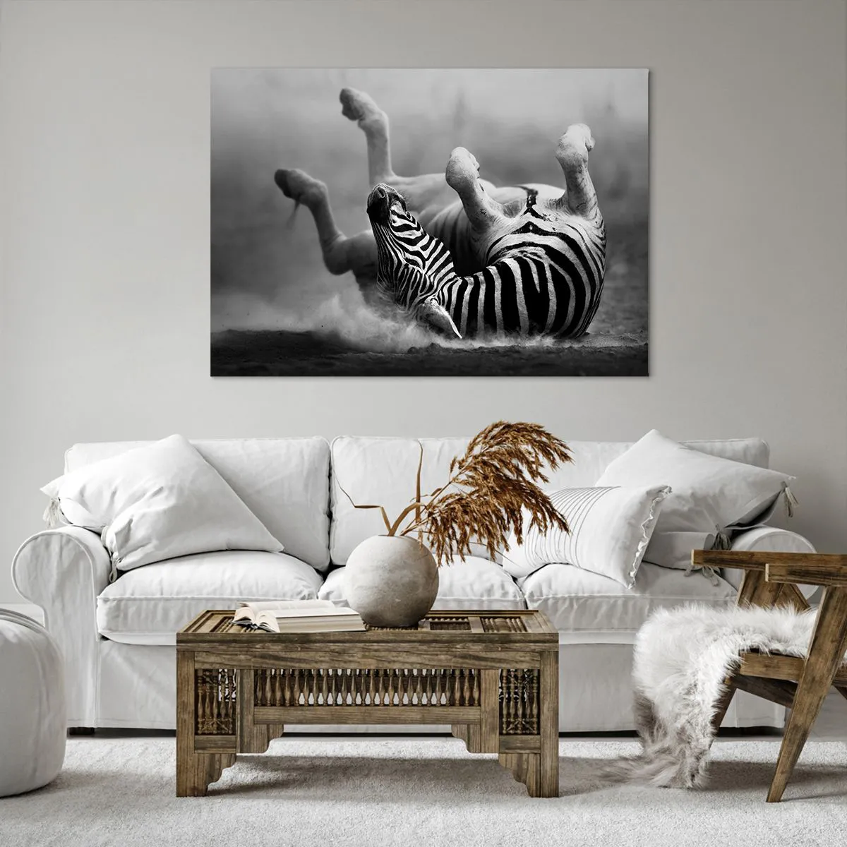 Bild auf Leinwand - Leinwandbild - Ein schwarz-weißes Zebra rollt im Sand - 100x70cm - Nicht nur das Pferd würde lachen - Moderne Wanddekoration für Wohnzimmer und Schlafzimmer ARTTOR