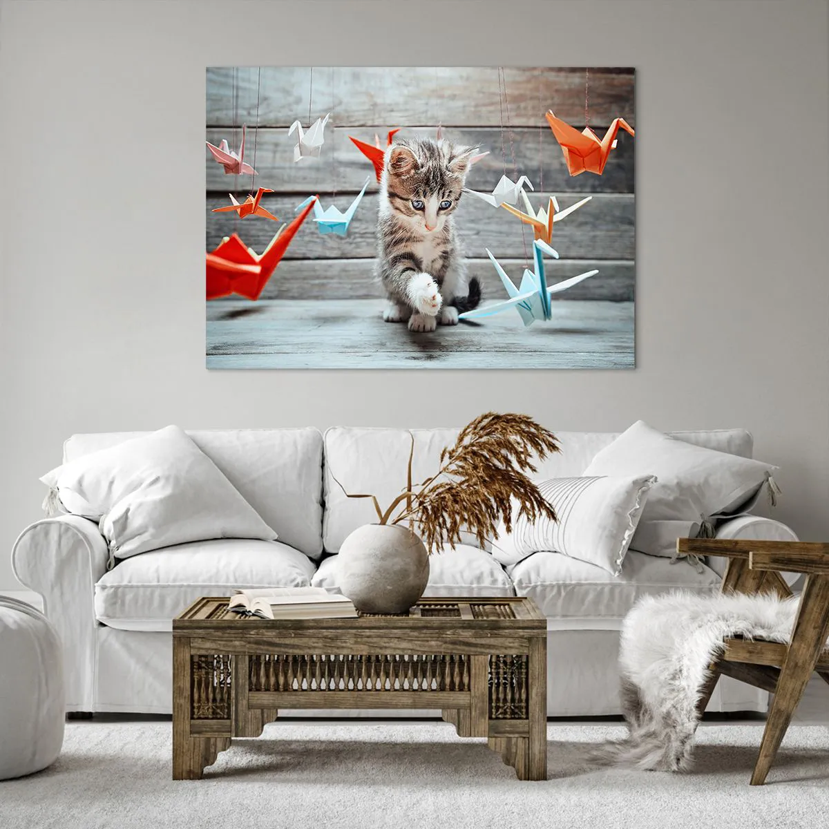 Obraz na płótnie - Kotek bawiący się zawieszonymi papierowymi żurawiami origami - 100x70cm - Pierwsza lekcja - Nowoczesna dekoracja ścienna do salonu, kuchni i sypialni ARTTOR