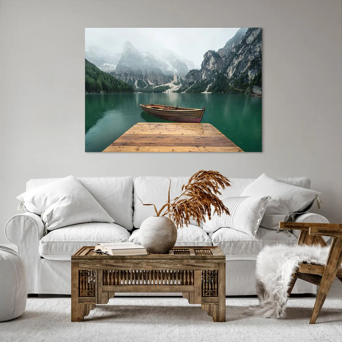 Cuadro sobre lienzo - Impresión de Imagen - Un barco de madera en un muelle en un lago rodeado de montañas. - 100x70cm - Paisaje inolvidable - Decoración de pared moderna para salón y dormitorio ARTTOR