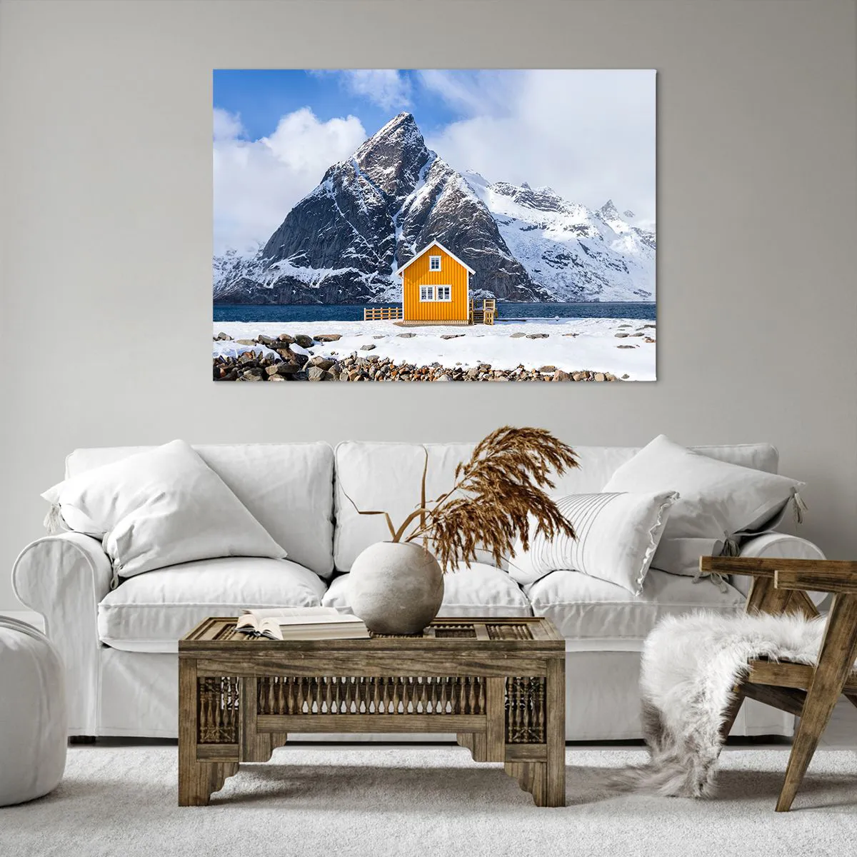 Quadro su tela - Stampe su Tela - Una casa gialla sullo sfondo delle montagne innevate e del mare - 100x70cm - Vacanze scandinave - Decorazione murale moderna per soggiorno e camera da letto ARTTOR